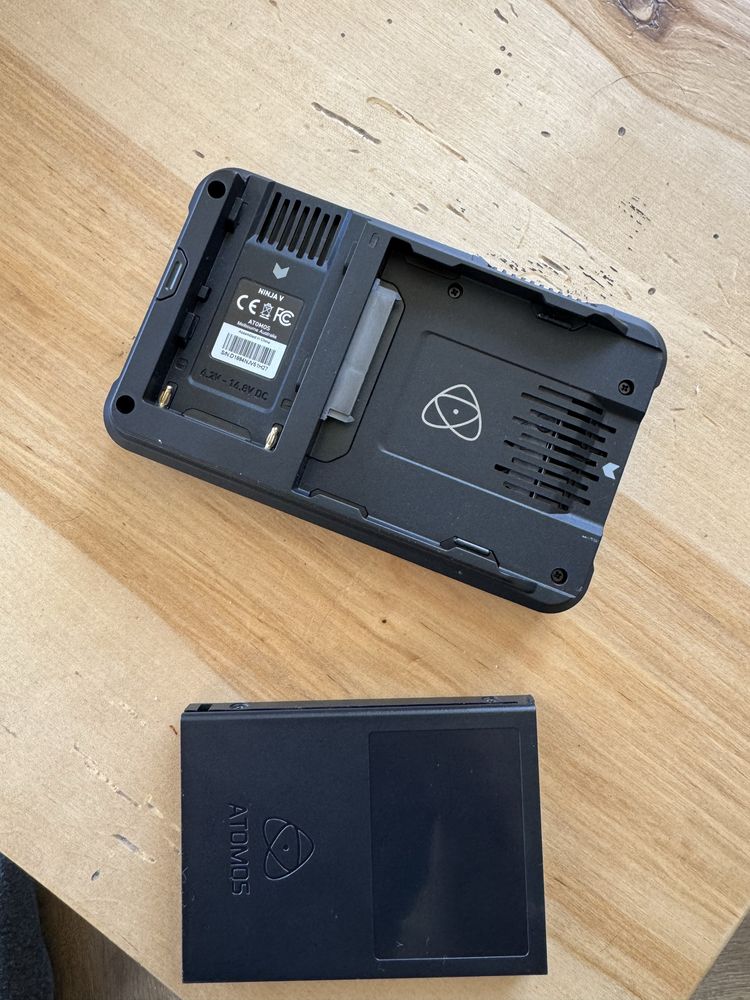 Atomos Ninja V - jak nowy, oryginalne okablowanie i pudełko.