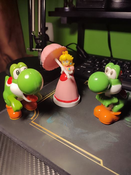 Zabawki z Happy Meal - Super Mario - księżniczka i Yoshii