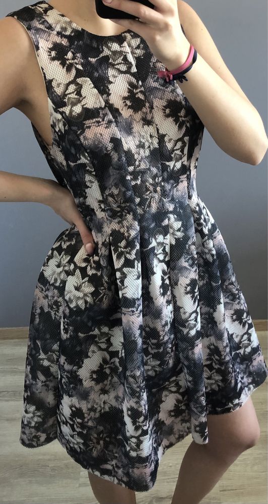 Sukienka piankowa taliowana tiulowa rozkloszowana w kwiaty 38 M/L