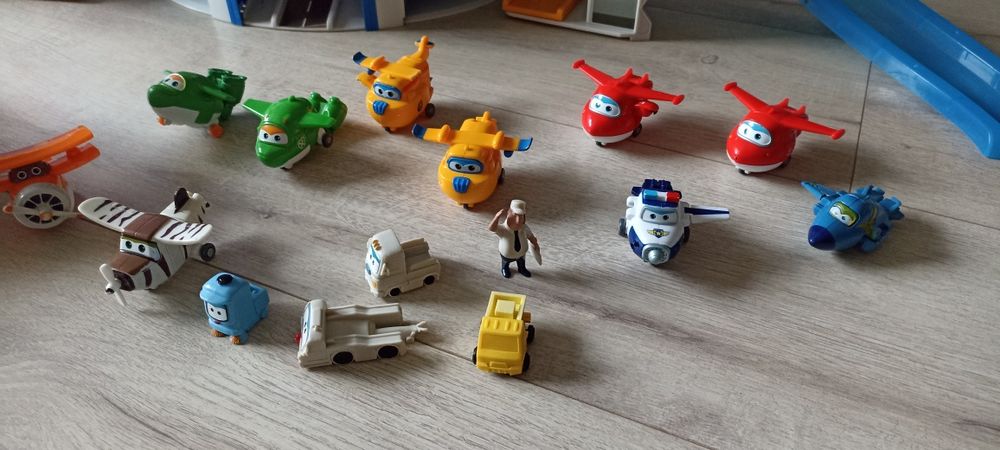 Baza Super Wings plus małe samoloty i duży Jetek