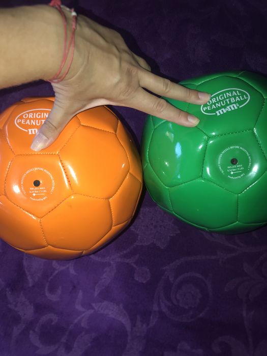 Колекційний м'яч  у формі арахісових цукерок M&M's. Макдональдс