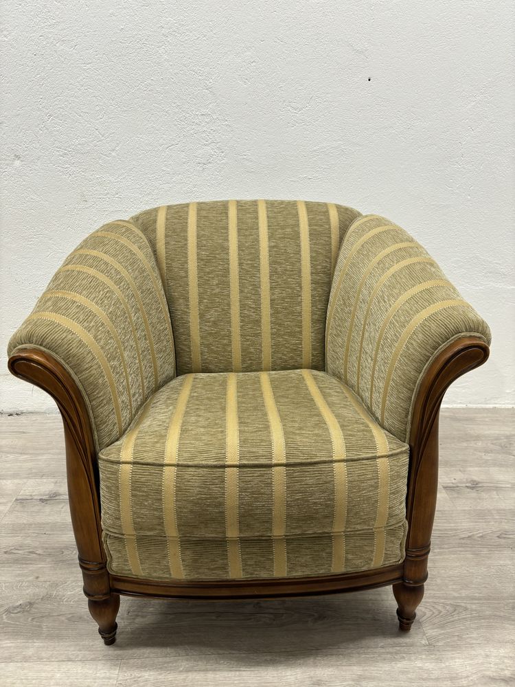 Stylowy fotel materiałowy