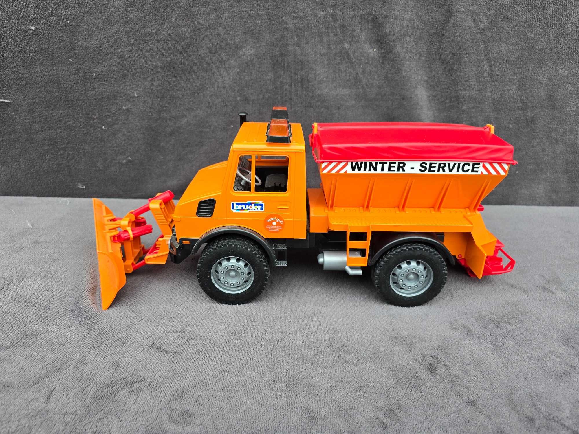 Unimog odśnieżarko-piaskarka Bruder