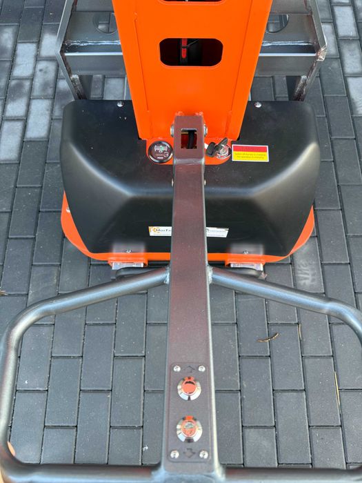 Wózek samozaładowczy paleciak elektryczny 500kg 130 cm innolift tacker