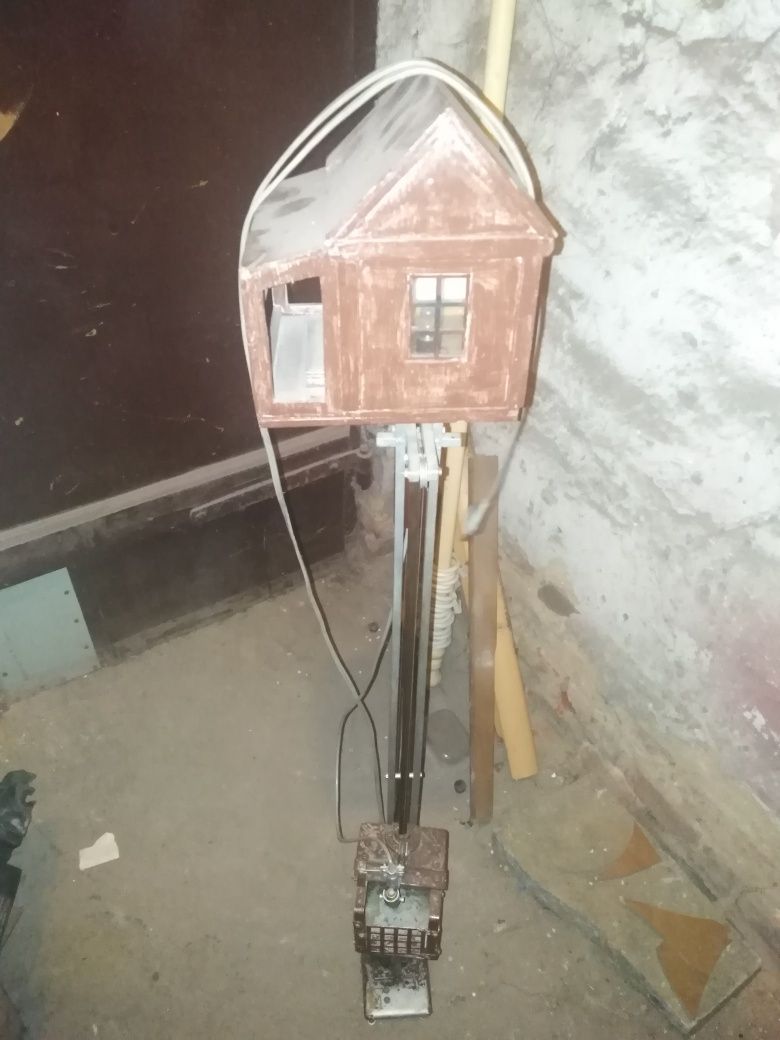 Lampa dźwig, winda, wciągnik. Stara lampa z dźwigiem. Unikat i jedyna.