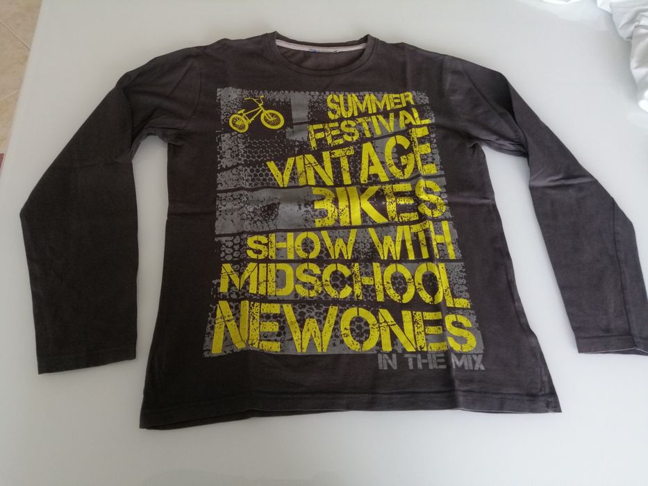 Camisola manga comprida cinzenta com estampado amarelo rapaz