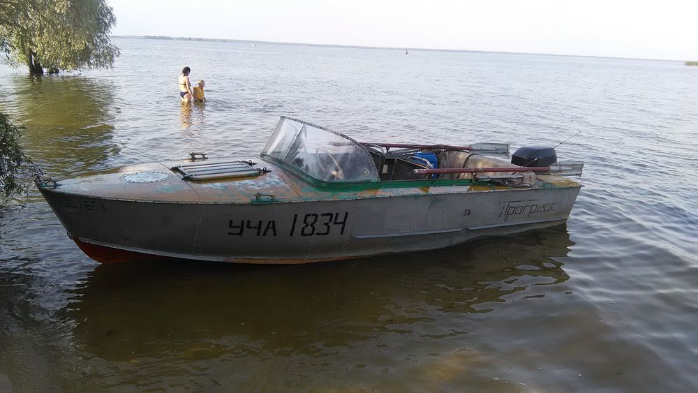 Причал.лодка з місцем на причалі