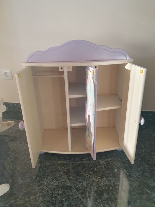 Roupeiro e caminha de madeira