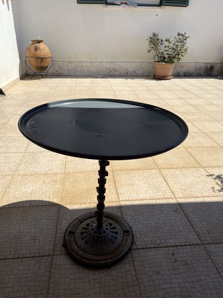 Mesa reaproveitada com peças de carro