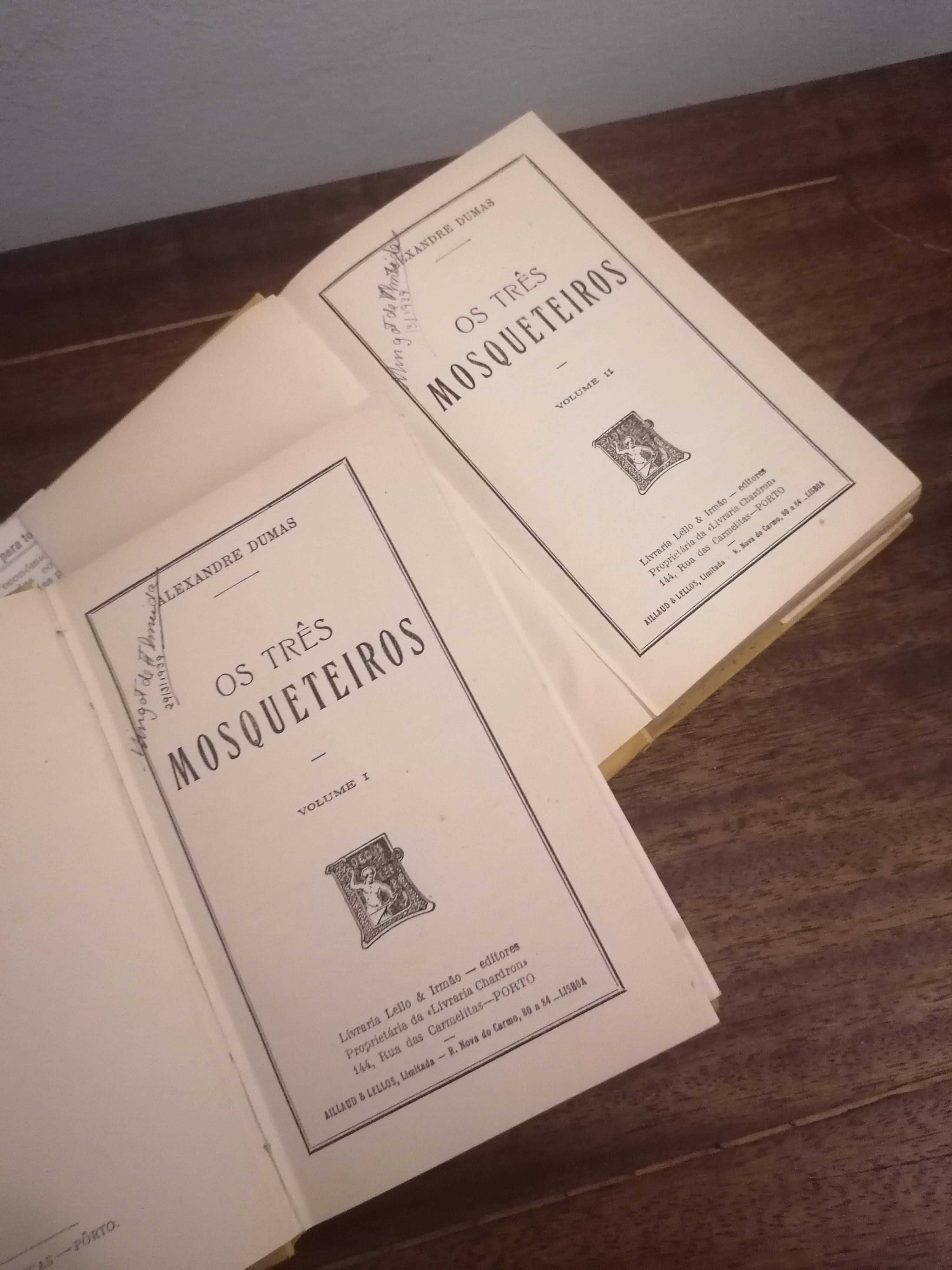 “Os Três Mosqueteiros” de Alexandre Dumas (2 volumes)