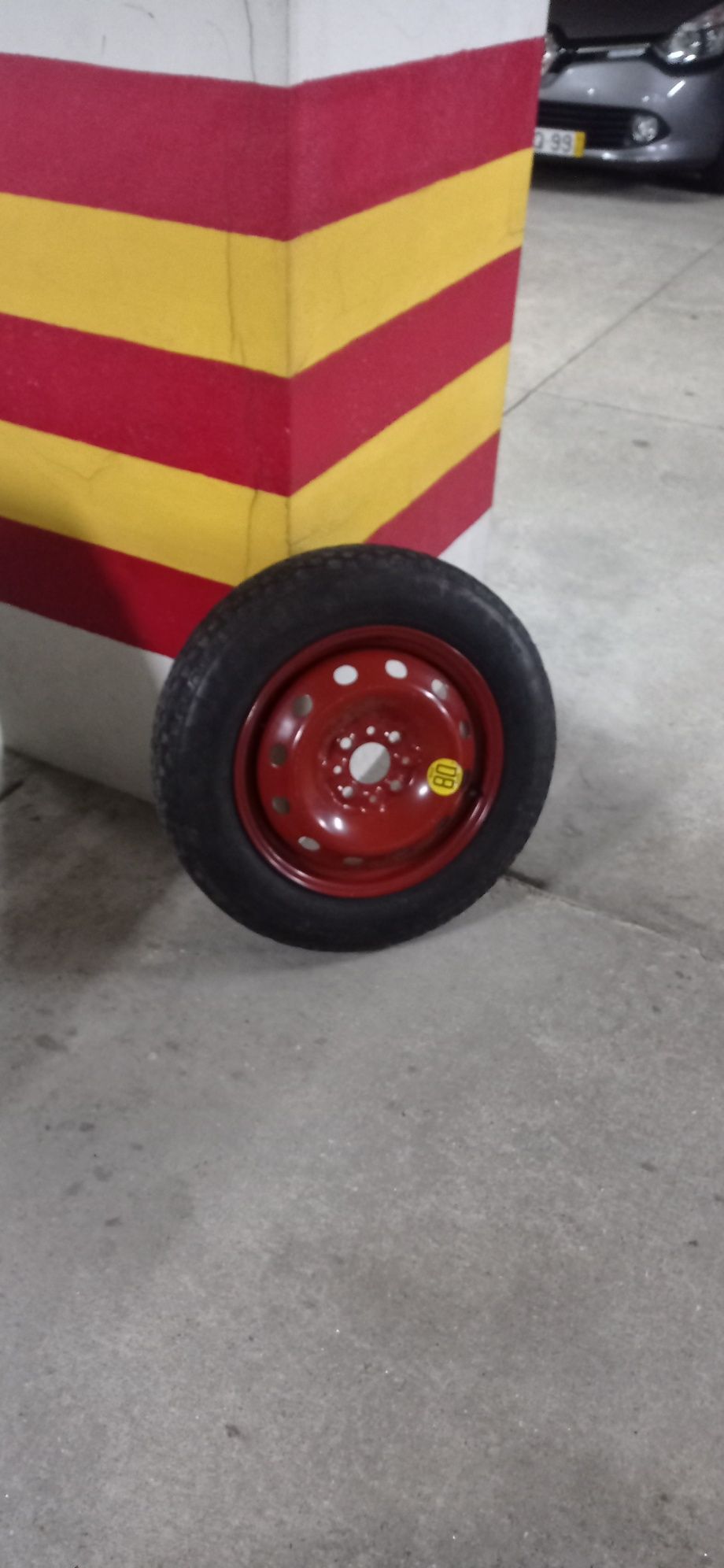 Peneu suplente de carro