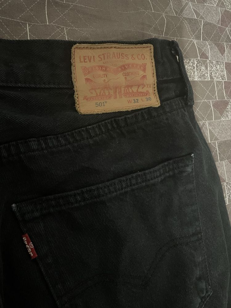 Джинсы Levis