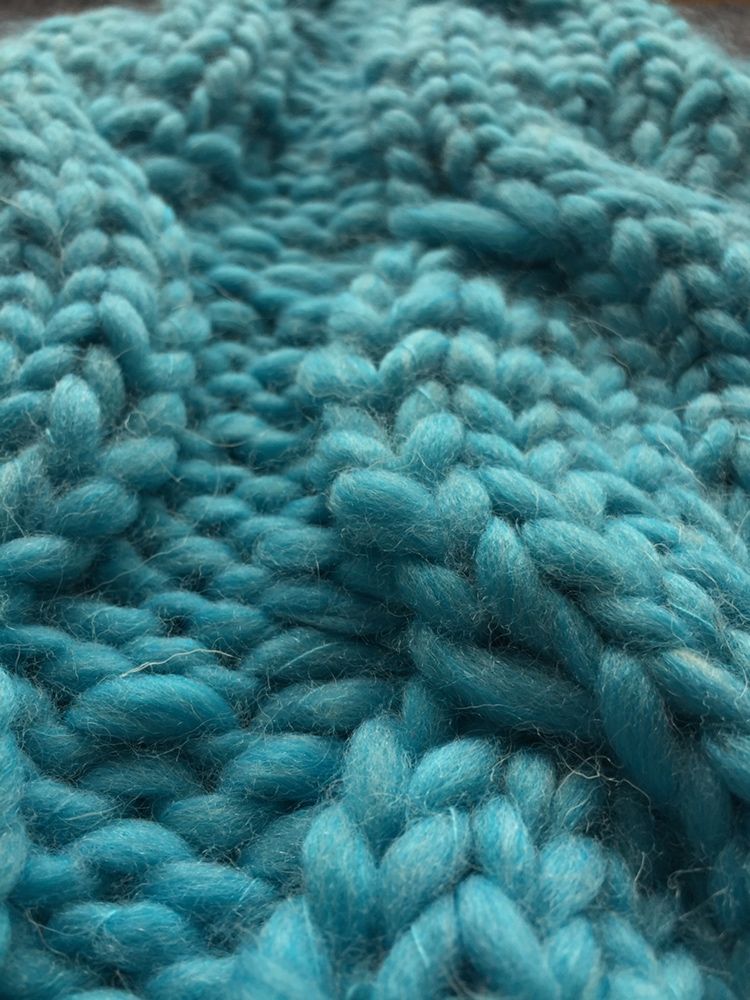 Gruba niebieska czapka na zimę zrobiona na drutach przez mamę