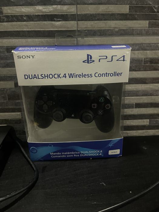 Vendo ps4 com 2 comandos