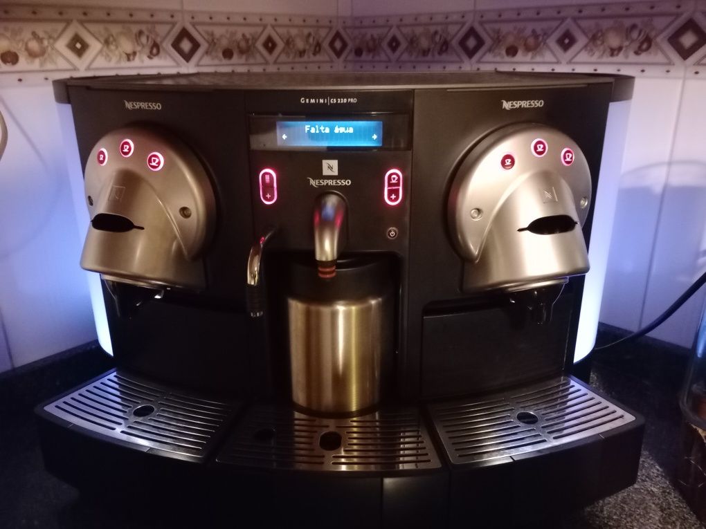 Máquina Nespresso empresa como nova poucinho  uso