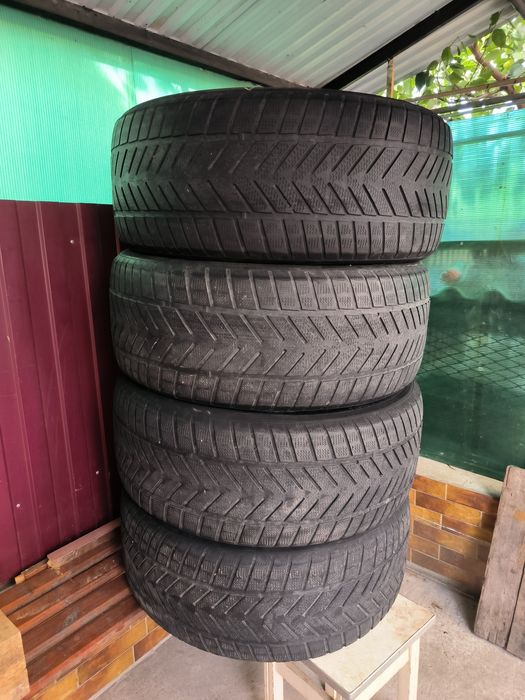 285/40 R22 Зимові шини VREDESTEIN