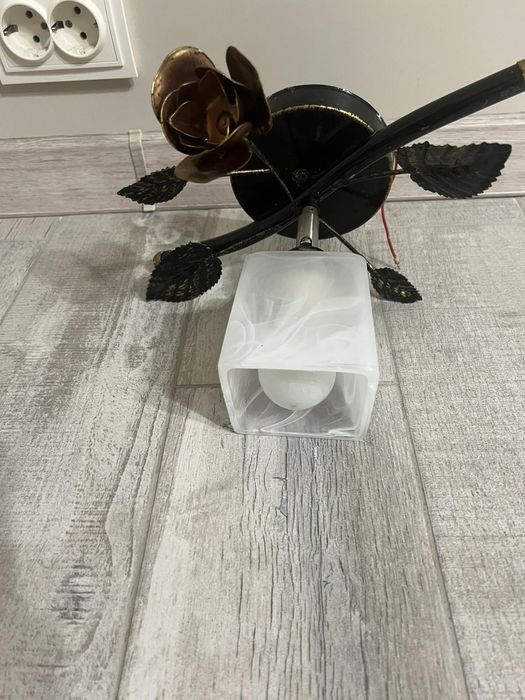 Красива металева люстра на одну лампочку