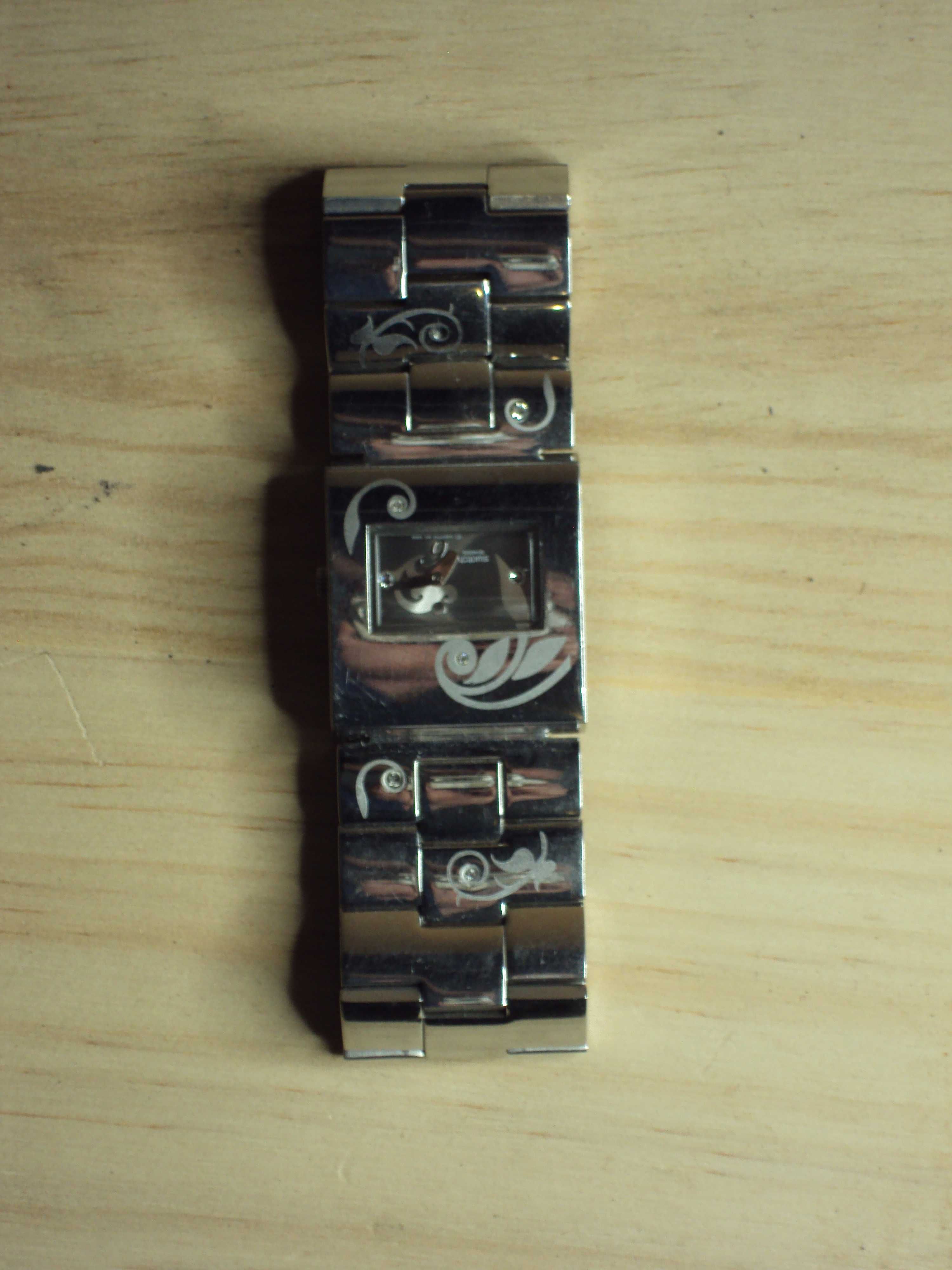 Relógios em metal usados de marca