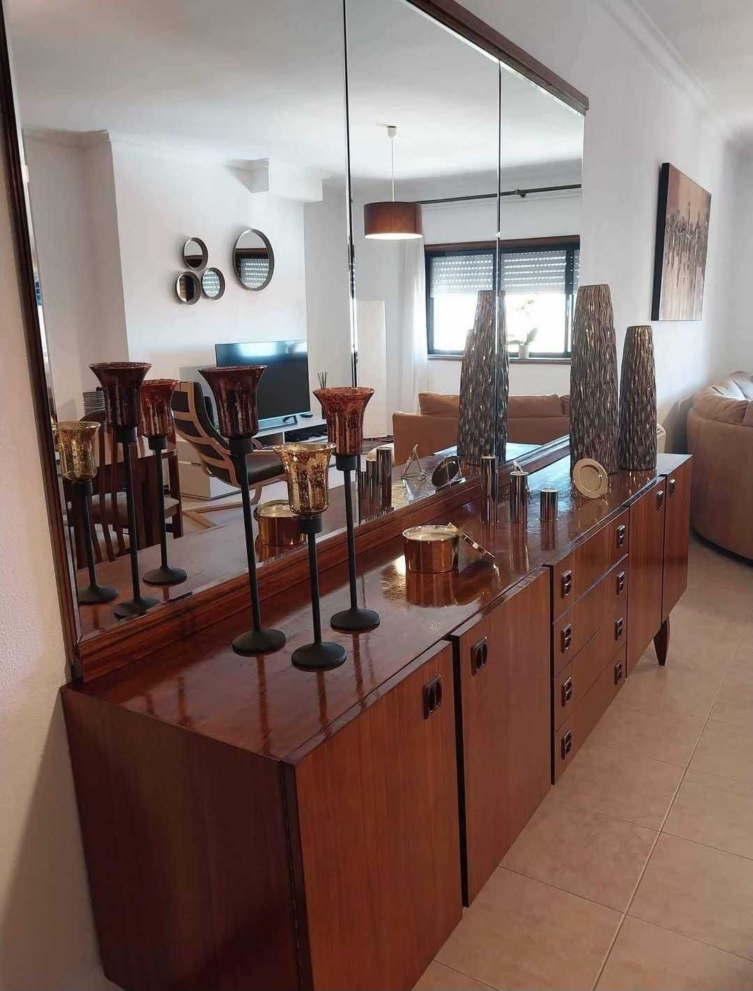 Aparador de sala com espelho