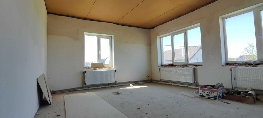 Продам нову половину будинку.Три роздільні кімнати.Два санвузли.Гараж