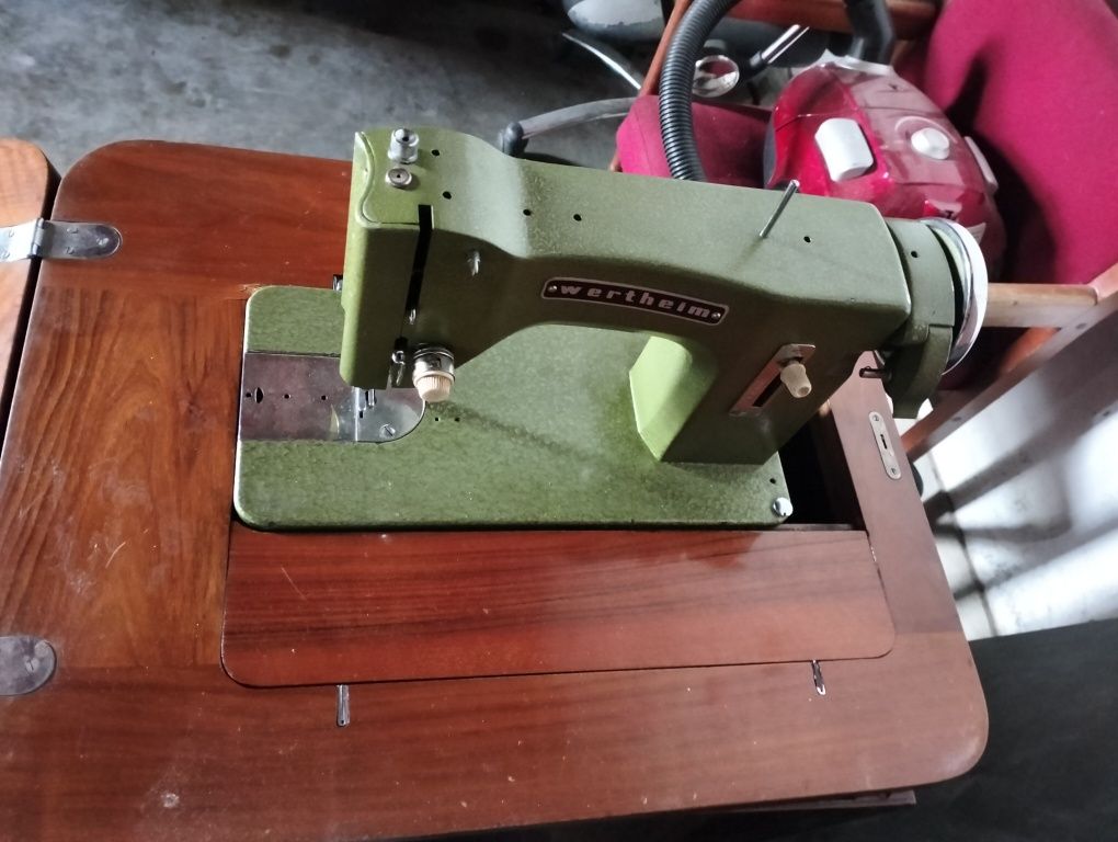 Máquina de costura antiga com mesa