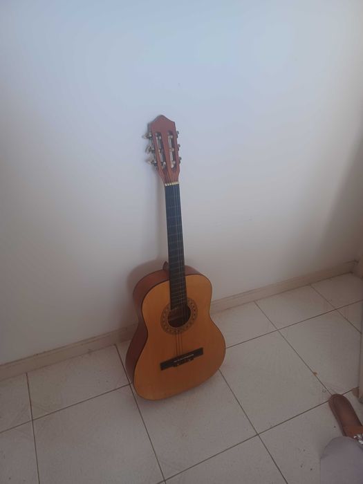 Semi novo madeira todas as cordas impecável