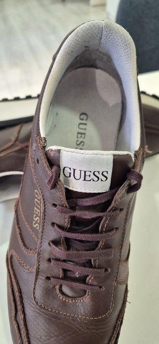 Sapatilhas Homem Guess em pele de cor castanhas como novas