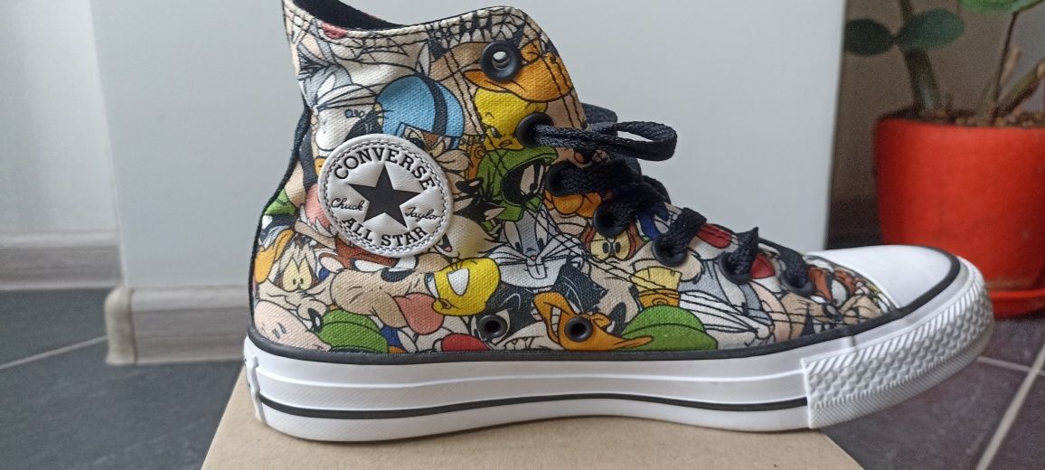 Looney Tunes Converse Sneakers 36.5