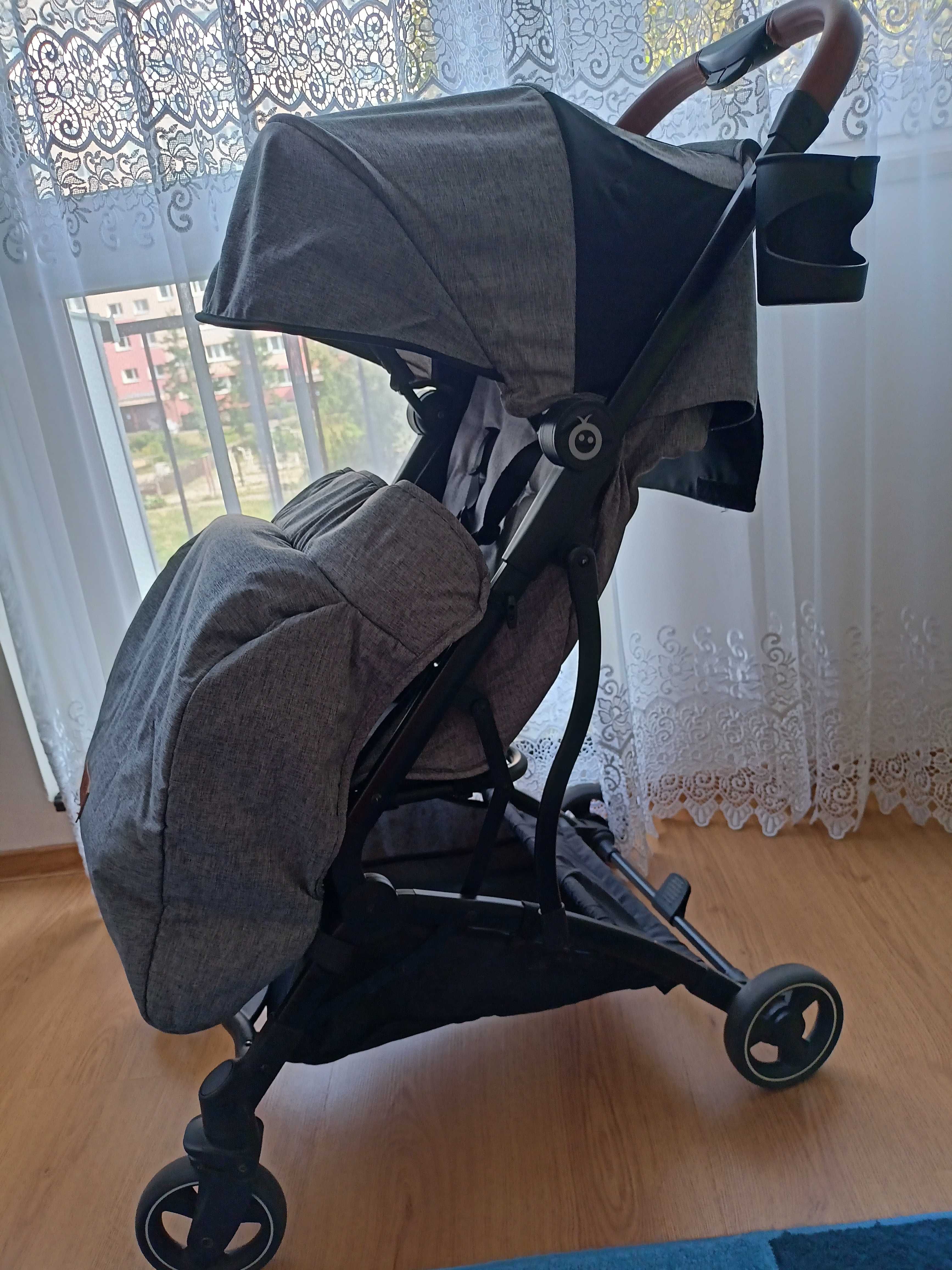 Ultra lekki wózek spacerowy MoMi 6m+