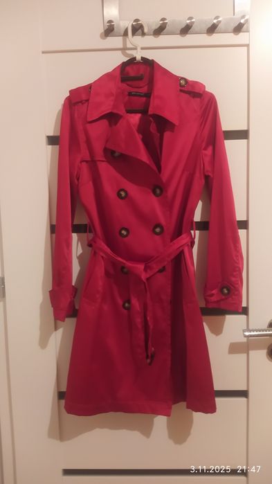 Czerwony satynowy płaszczyk