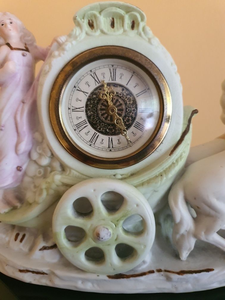 Zegar kominkowy nakręcany z porcelany, sprawny.