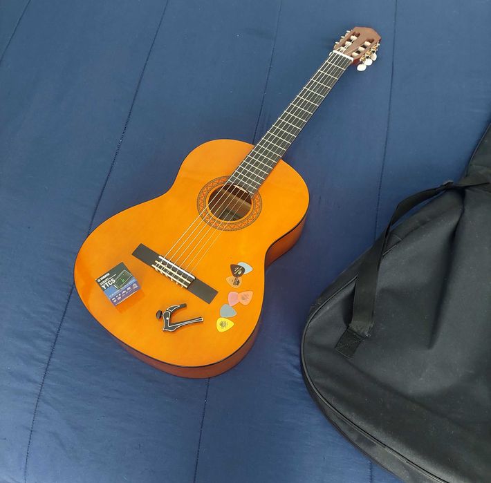 Guitarra Yamaha C40 + Afinador + Capotraste + Palhetas e Fingerpicks
