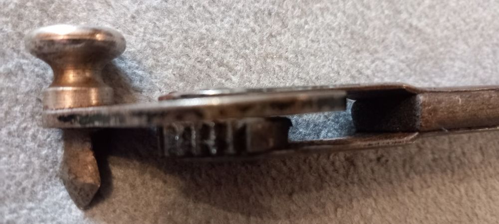 Przedwojenny wojskowy uniwersalny otwieracz.