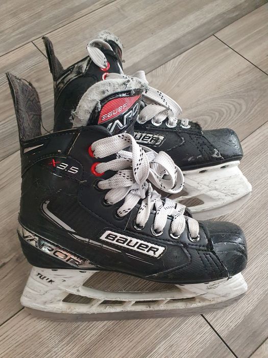 Łyżwy hokejowe Bauer Vapor X3.5 w rozmiarze 2.5.