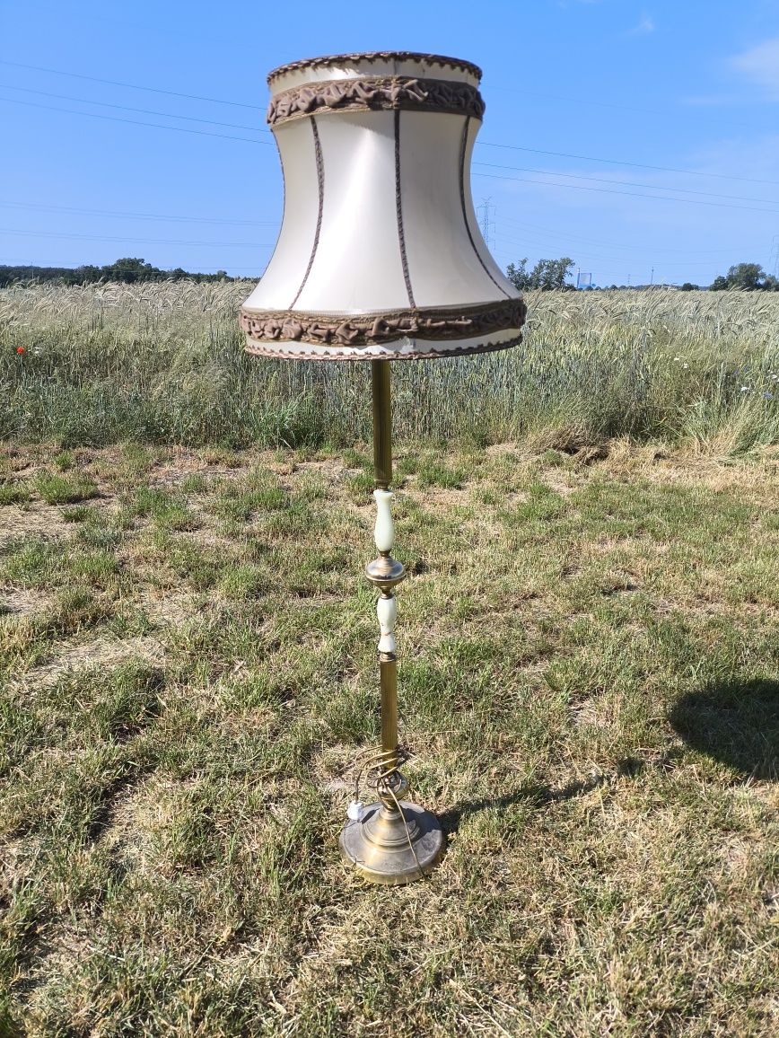 Lampa stojąca z kamieniem