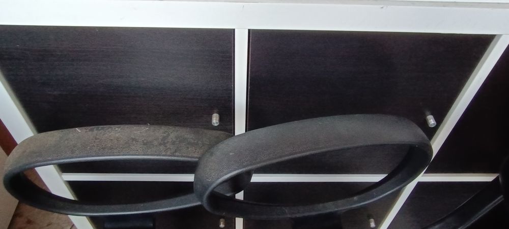 Móvel preto com 8 portas