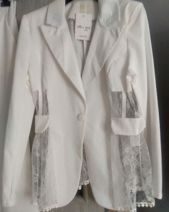 Nowy z metką elegancki garnitur damski z dodatkiem koronki