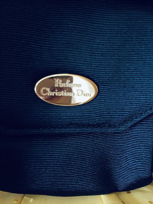 Pequeno estojo para por na carteira