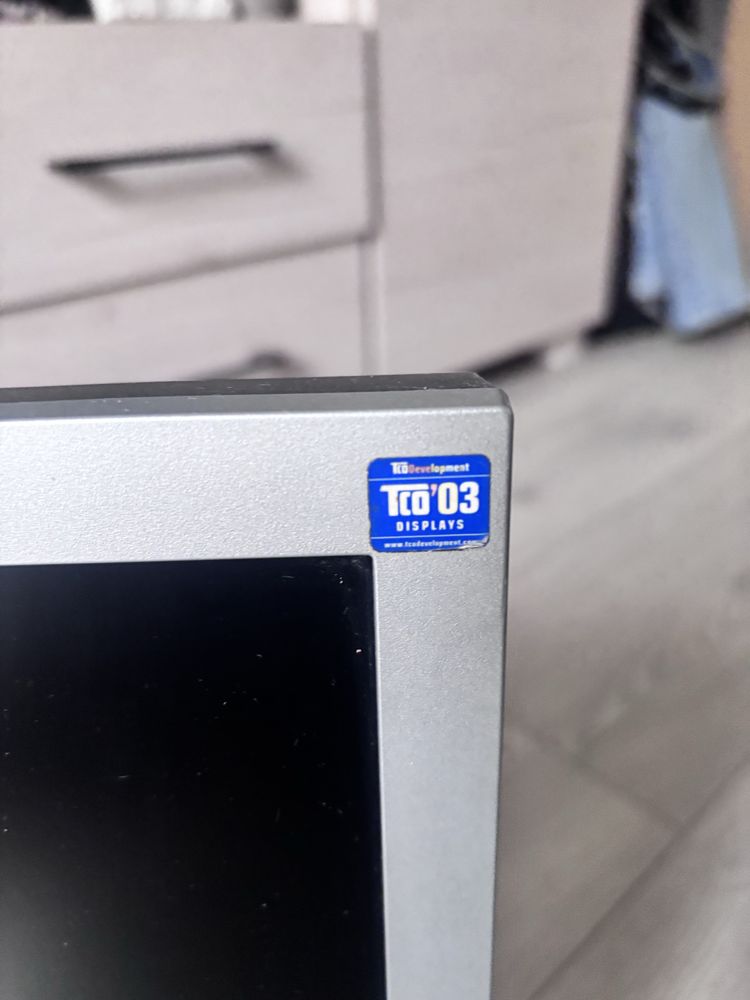 Monitor Benq z okablowaniem