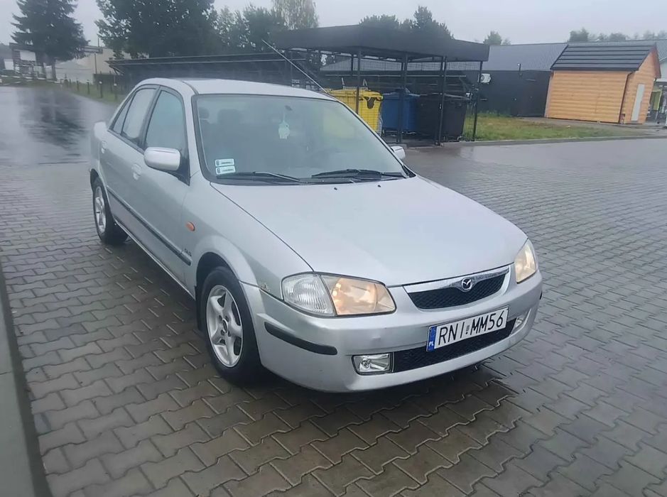 Mazda 323 w ładnym stanie i z dobrym wyposażeniem