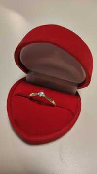 Pierścionek zaręczynowy Jubitom z diamentem, brylantem