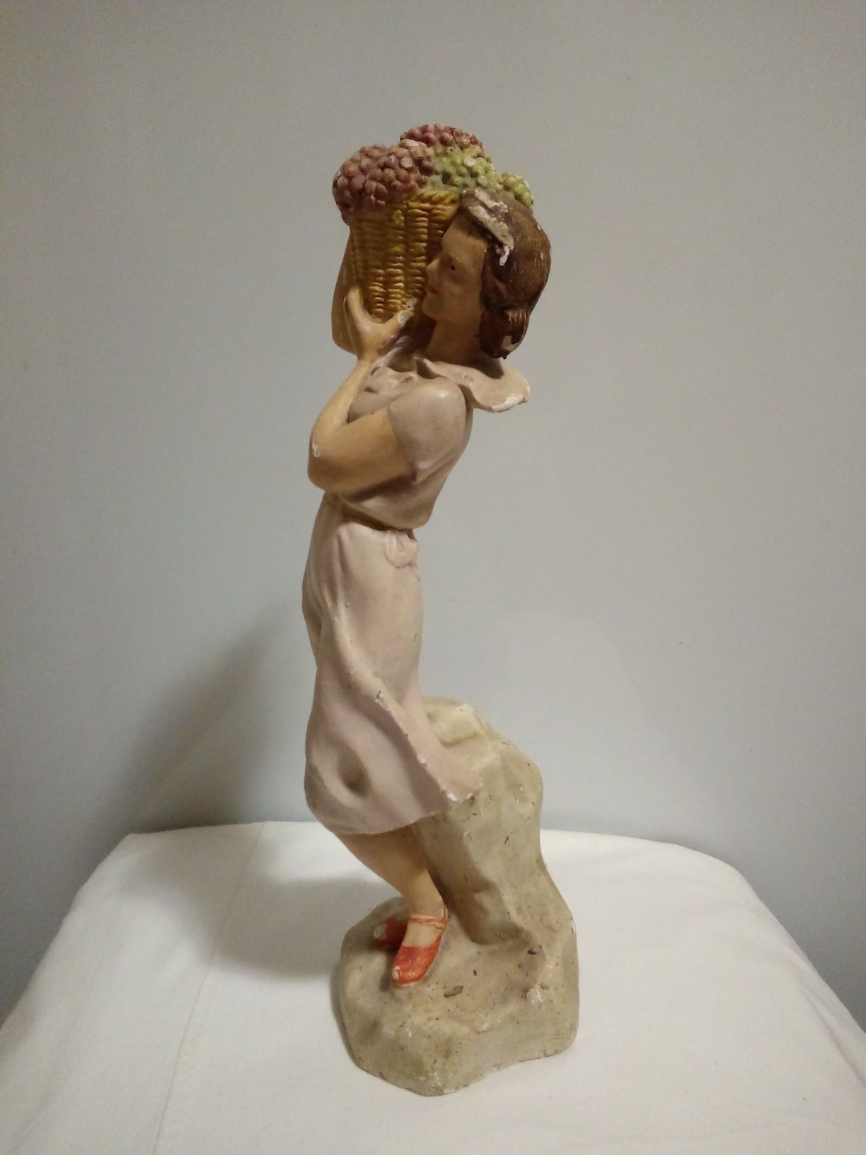 Старинная  Германская статуэтка "Девушка  с корзиной винограда "