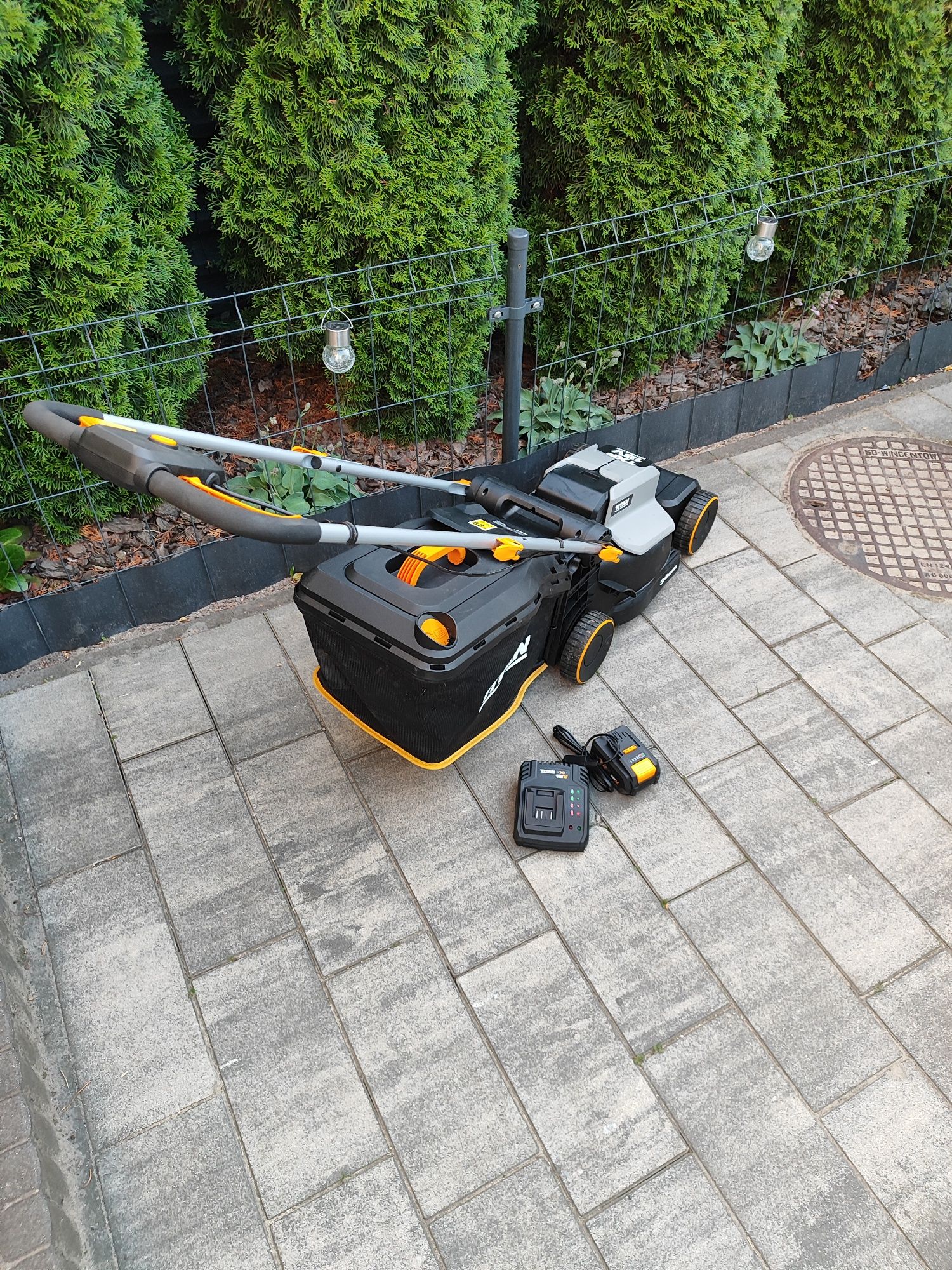 Akumulatorowa kosiarka Titan 18v, 5ah, ładowarka, rok 2024