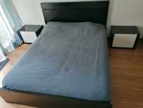 Conjunto de cama (Sommier) com 2 mesas de cabeceira