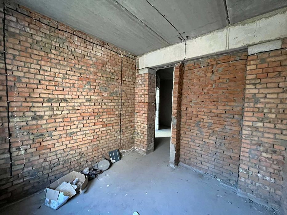 ПРОДАЖ 2-кімнатної квартири в престижній локації біля Озера (Виставка)