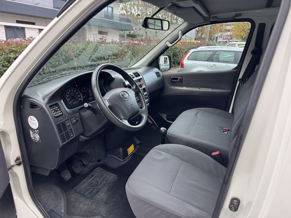 Toyota Hiace 2.5D - 4D 6 Lugares