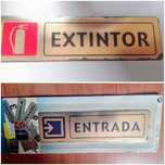 Placa de metal informativa.