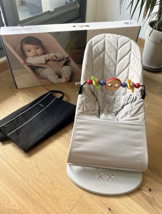 Bujaczek Babybjorn jak nowy z zabawka i torba transportowa