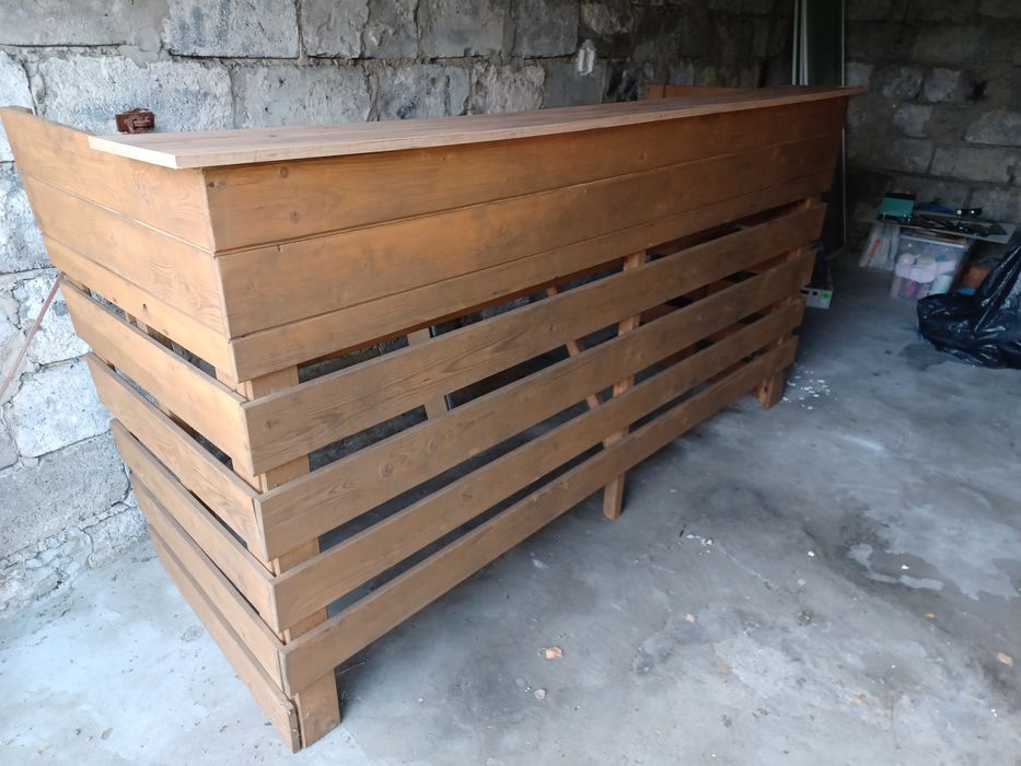 Bar drewniany mobilny
