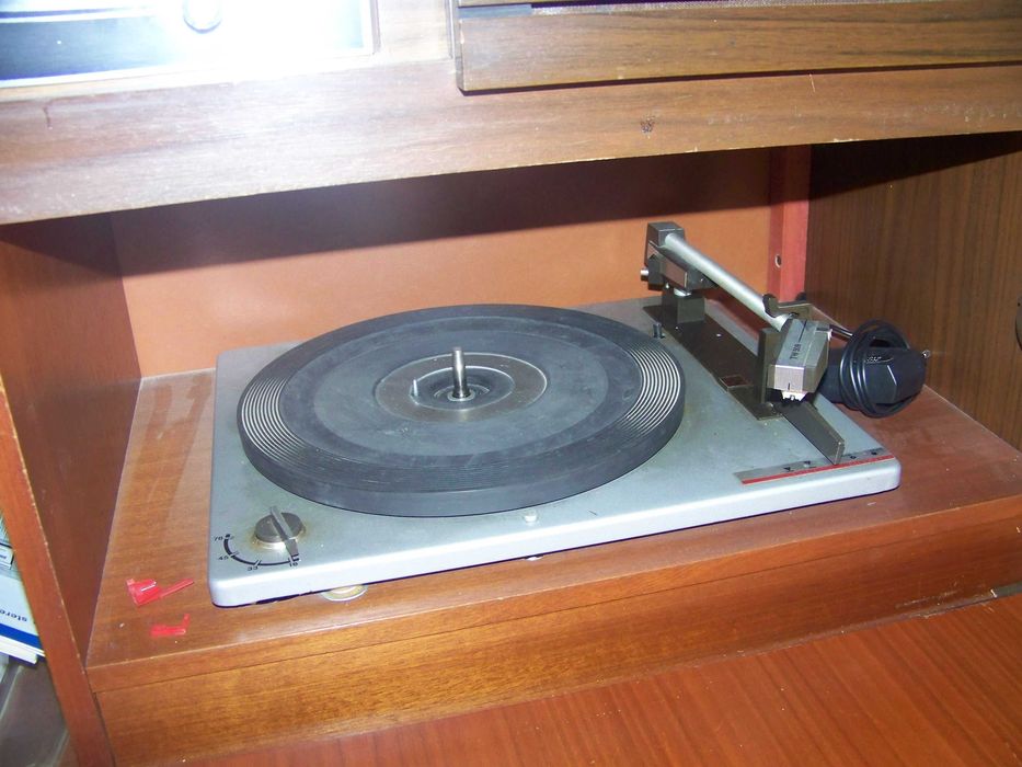 rádio e giradiscos telefunken em móvel de madeira